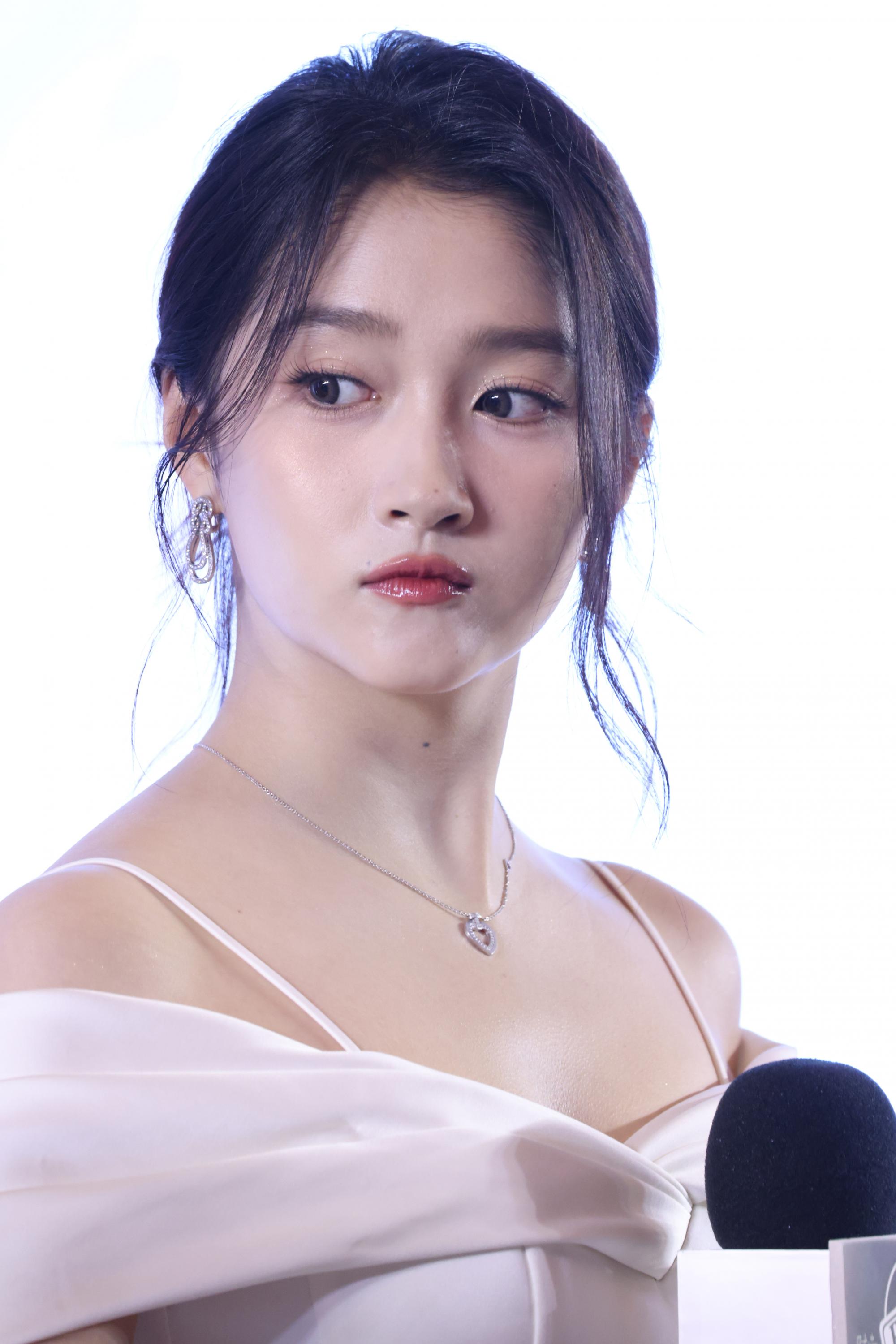 关晓彤现场侧脸头部正面生图照[7]